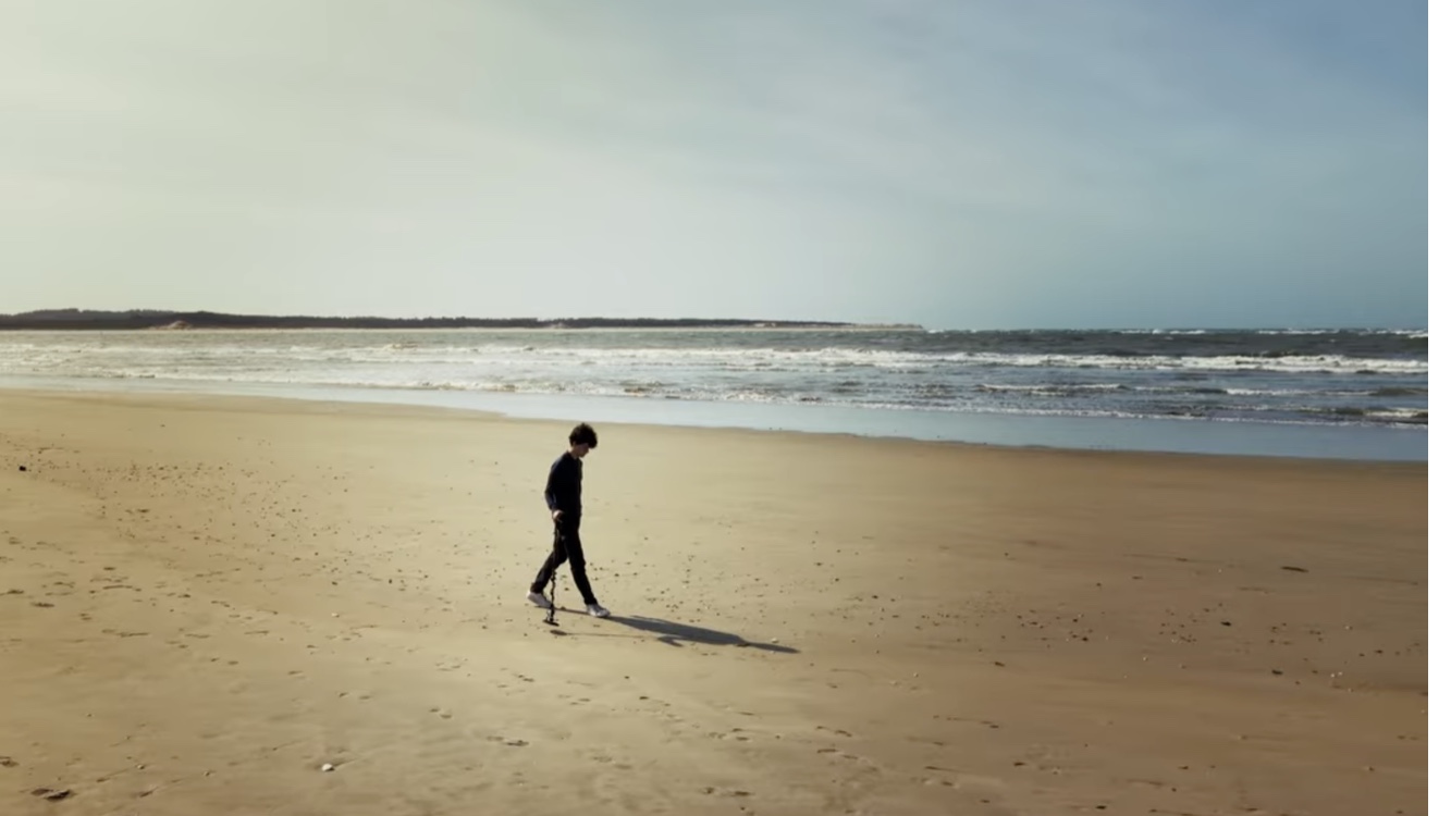 Détection de métaux sur une plage au bord de l’océan